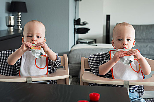 婴儿,双胞胎,兄弟,喝,果汁,高脚椅