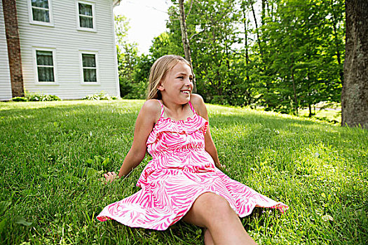 女孩,粉色,图案,太阳裙,坐,草,树,农舍,花园