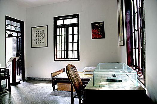 老舍重庆的旧居陈列馆内展示各种中外版本的老舍作品