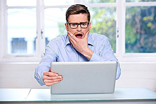 男人,蓝衬衫,玻璃,胡须,严肃,窗户,模糊,背景,嘴,张嘴,手,脸,坐,看,电脑,笔记本电脑,惊恐