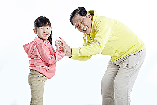 爷爷和孙女玩耍