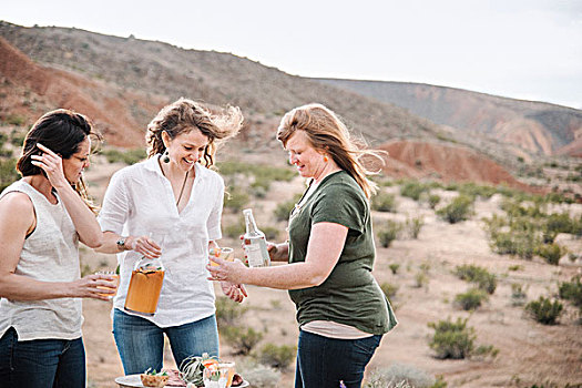 三个女人,站立,荒漠景观,饮料
