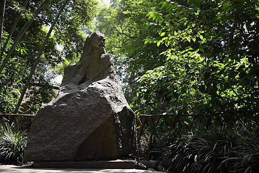 杜甫石雕像