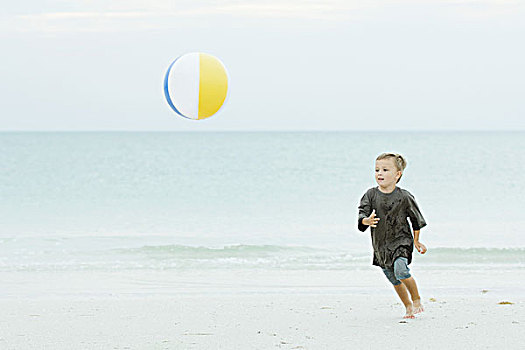 男孩,追逐,水皮球,海滩