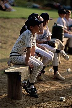孩子,坐,木制长椅,棒球赛