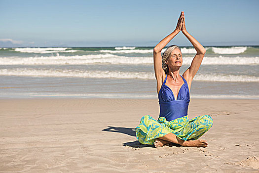 老年,女人,实践,瑜珈,坐,蓝天,海滩