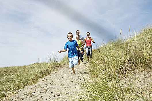 海滩,沙丘,父母,孩子,两个,跑,愉悦,序列,人,家庭,女孩,男孩,高兴,喜悦,一起,探险,移动,休闲,度假,暑假,轻松,心情,有趣,夏天,户外