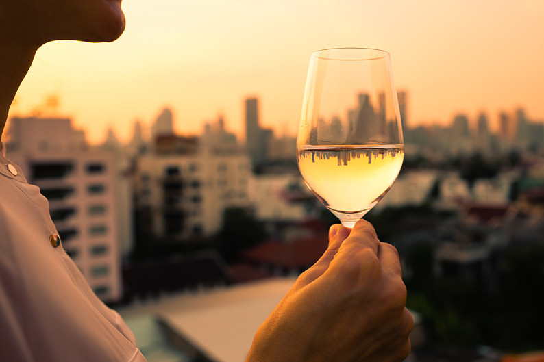 一个女人拿杯红酒图片(女人拿着红酒杯的表情包)