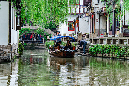 江苏苏州,烟雨江南春意浓,水乡周庄景如画