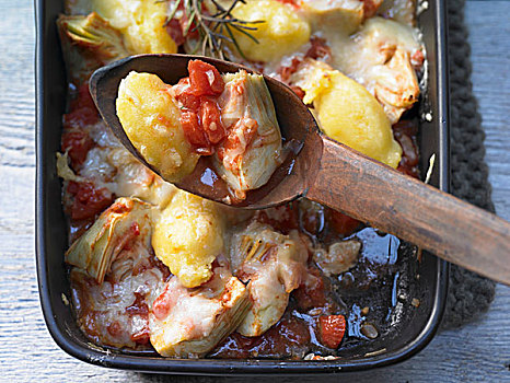意大利汤团,烘制,洋蓟,西红柿