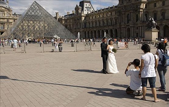 新婚夫妇,正面,玻璃金字塔,卢浮宫,巴黎,法国,欧洲