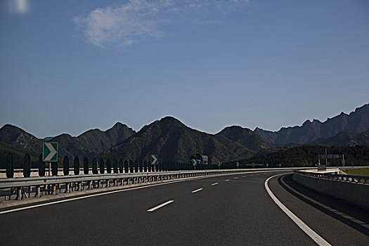 平坦干净的高速公路