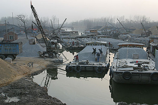 大运河江苏宿迁段,这里运河上的船只多是在运送石料,河沙