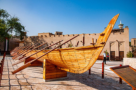 阿联酋迪拜阿法迪历史区展示的木船