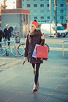 中年,女人,戴着,红色,绒球,帽子,漫步,购物袋