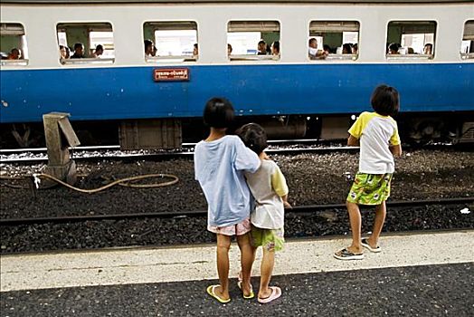 泰国,曼谷,长途,火车站,靠近,唐人街,孩子,站立,看,无肖像权