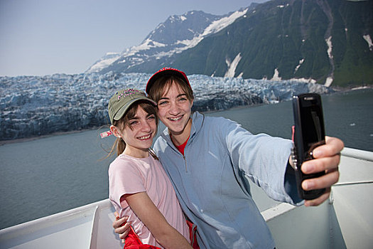 青少年,姐妹,照相,手机,冰河,背景,威廉王子湾,阿拉斯加