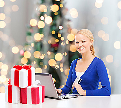 圣诞节,休假,科技,购物,概念,微笑,女人,礼盒,信用卡,笔记本电脑,上方,圣诞树,背景
