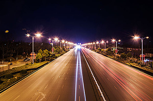 城市夜晚的道路