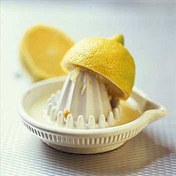 半个柠檬,柠檬榨汁器
