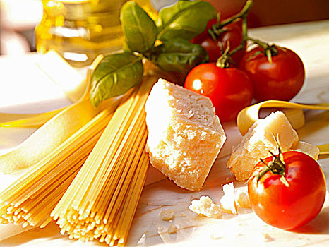 安放,意大利面,西红柿,巴尔马干酪,罗勒