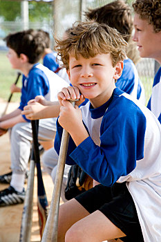 男孩,坐,长椅,少年棒球联赛,棒球队