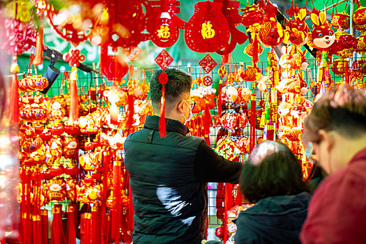 中国春节年货大街贩卖春节传统饰品的摊贩