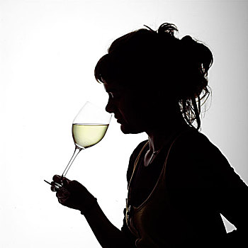 剪影,一个年轻女子的肖像,享受,一杯白葡萄酒