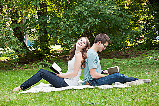 新婚夫妇,读,一起,公园,艾伯塔省,加拿大