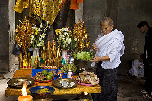 柬埔寨,吴哥,吴哥窟,画廊,雕塑,毗湿奴神,印度教,神,女僧侣,供品
