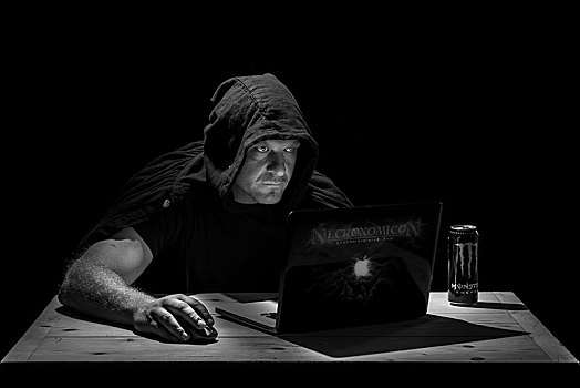 男人,坐,桌子,暗色,房间,凝视,笔记本电脑,象征,图像,电脑,黑客,德国,欧洲