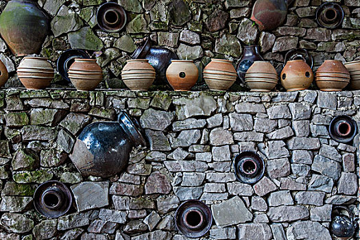 重庆沙坪坝区陈家桥镇三河村,远山,有窑,创意室的陶制品墙