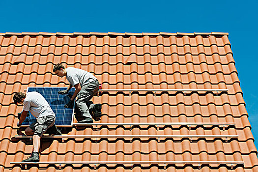 工人,安装,太阳能电池板,房顶,框架,新家,荷兰
