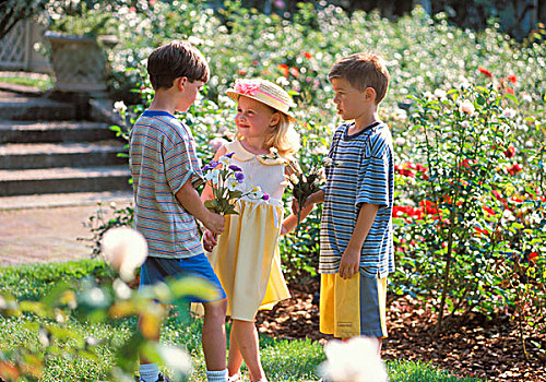 两个男孩,女孩,站立,花园,交谈
