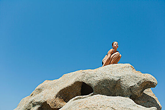 女童,比基尼,蹲,岩石上,蓝天,仰视