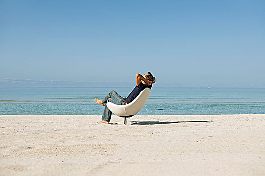 中年,男人,放松,扶手椅,海滩