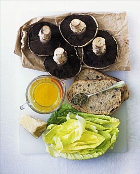成分,蘑菇沙拉,波多白洛大蘑菇,面包,莴苣