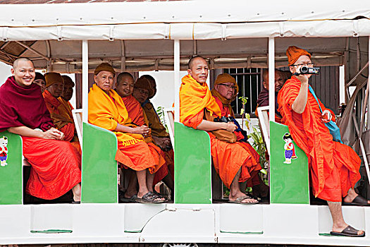老挝,琅勃拉邦,僧侣,巴士