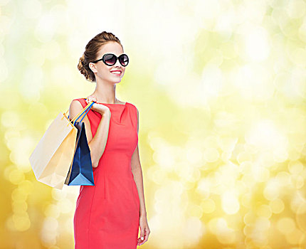 购物,销售,圣诞节,假日,概念,微笑,优雅,女人,红裙,墨镜,购物袋