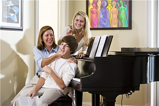 家庭,钢琴,长椅,妈妈,调皮,儿子