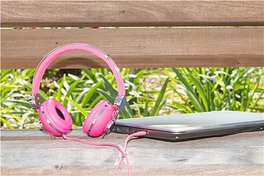 粉色,耳机,笔记本电脑