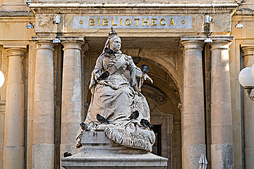 雕塑,维多利亚皇后,正面,公共图书馆,瓦莱塔,马耳他,欧洲