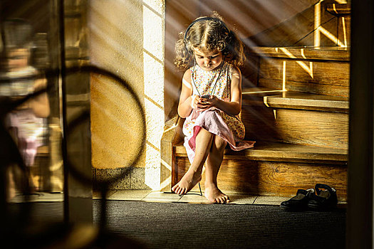 女孩,3岁,坐,楼梯,听歌,耳机,德国,欧洲