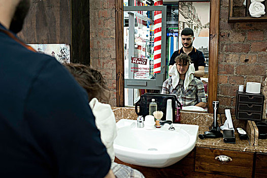 镜子,图像,男青年,理发师,理发店