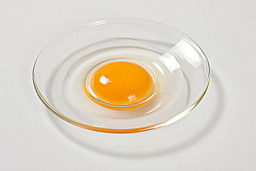 打在玻璃碟子里的鸡蛋黄