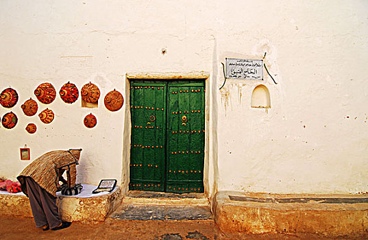 libya,ghadames,man,selling,souvenirs,in,old,town