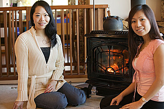 亚洲女性,朋友,坐,木,炉子