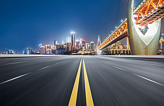 高速公路全景城市天際線