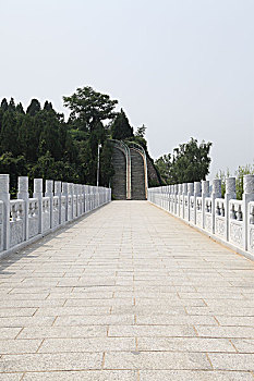 石板桥和雕花的汉白玉栏杆