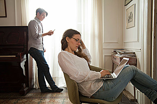 女人,使用笔记本,电脑,在家,男人,拿着,手机,背景